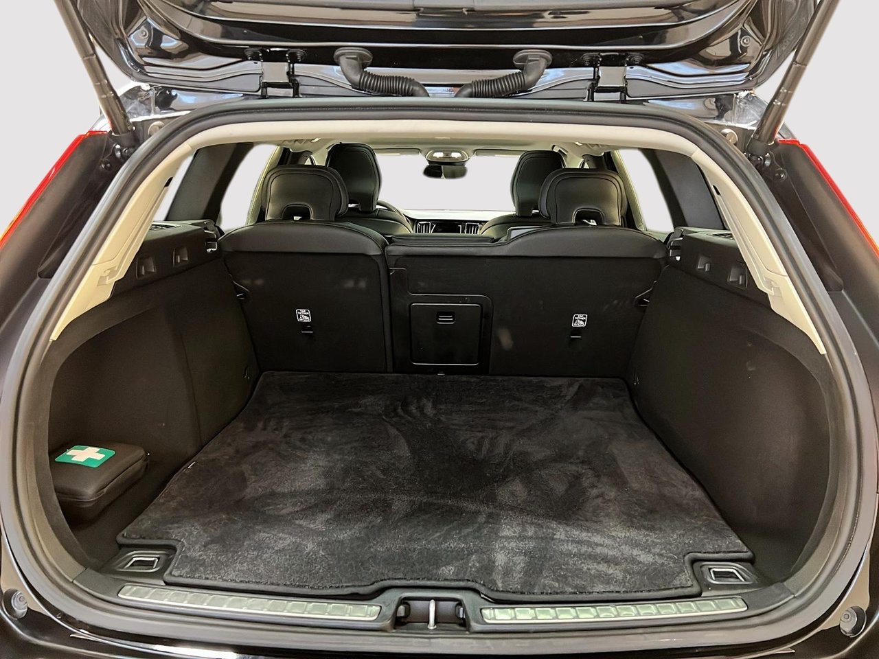 Volvo V60 B5 CROSS COUNTRY CORE CUIR TOIT PANO NAV 4RM 2025-13