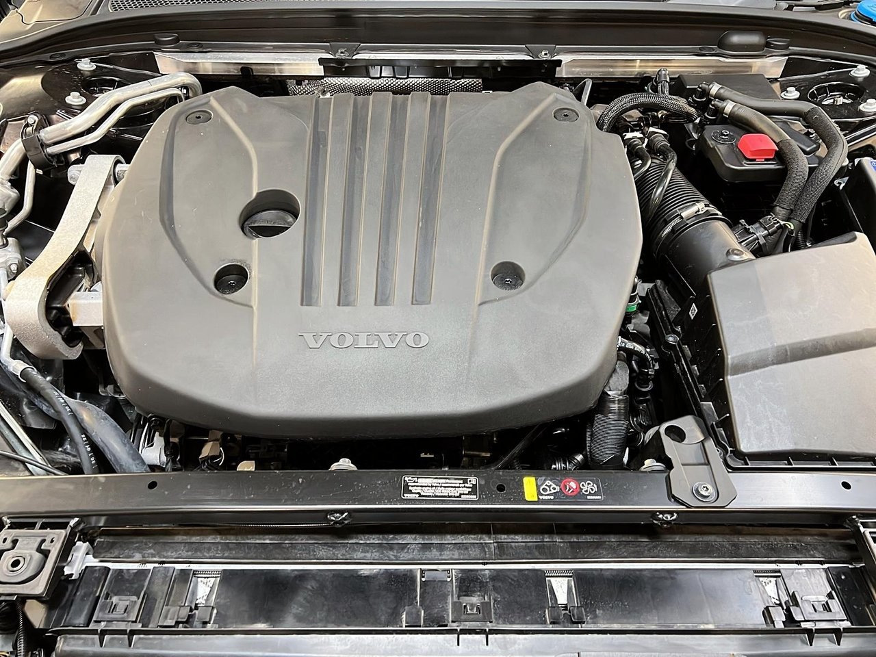 Volvo V60 B5 CROSS COUNTRY CORE CUIR TOIT PANO NAV 4RM 2025-12