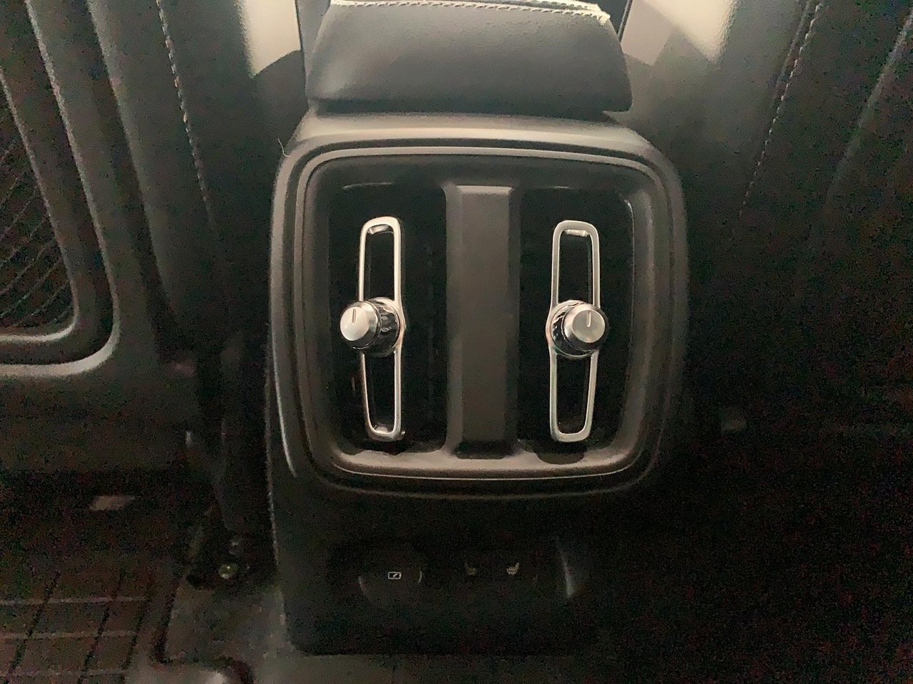 Volvo XC40 B5 PLUS CUIR TOIT PANO NAV 4RM 2025-17