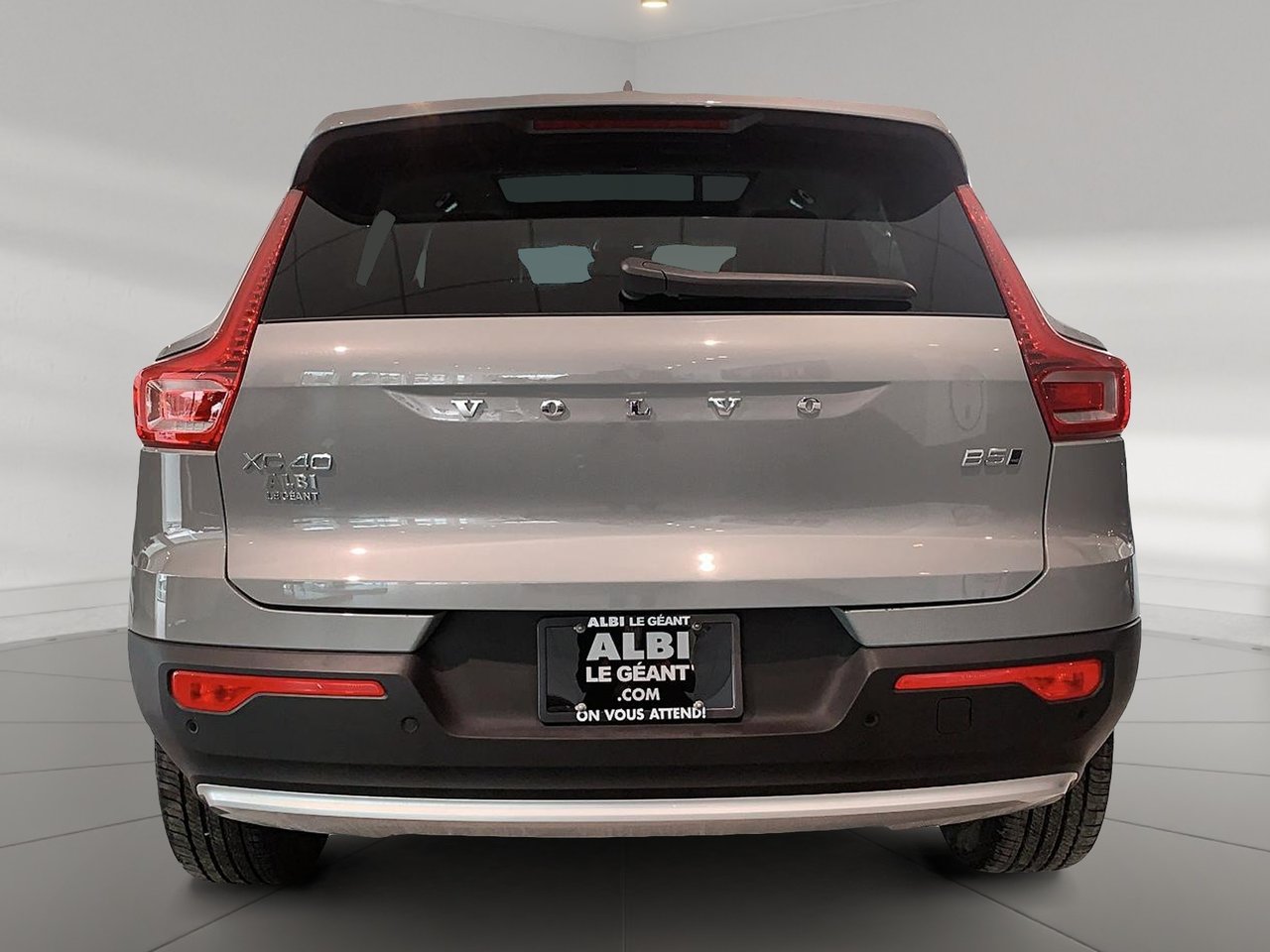 2025 Volvo XC40 B5 CORE CUIR TOIT PANO NAV 4RM-4