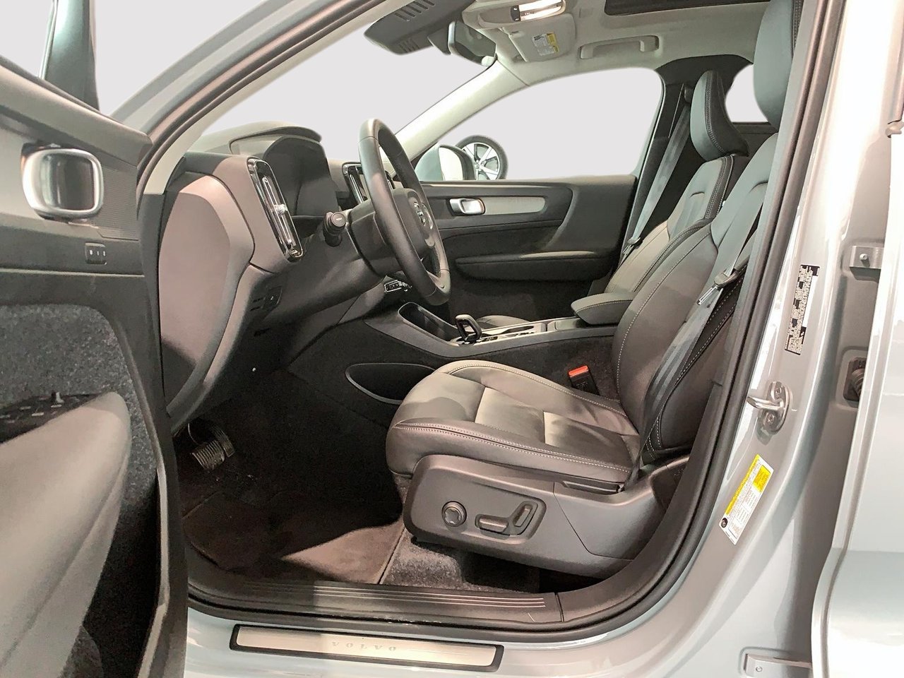 2025 Volvo XC40 B5 CORE CUIR TOIT PANO NAV 4RM-6