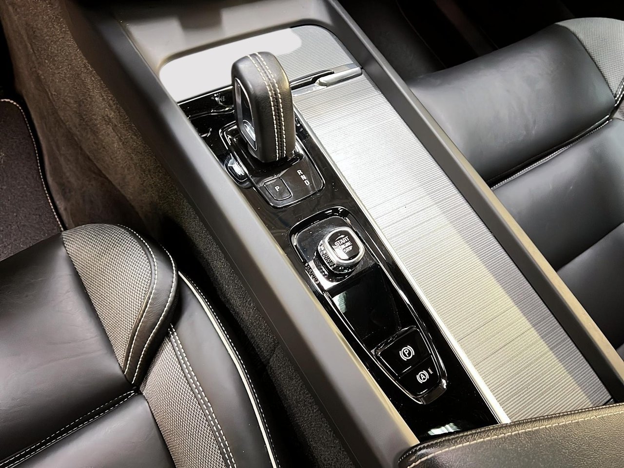 2022 Volvo XC60 B6 R-DESIGN CUIR TOIT PANO 4RM-15