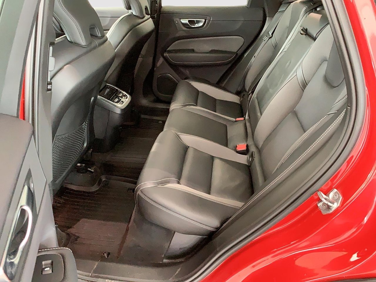 Volvo XC60 B6 R-DESIGN CUIR TOIT PANO NAV 4RM 2022-16