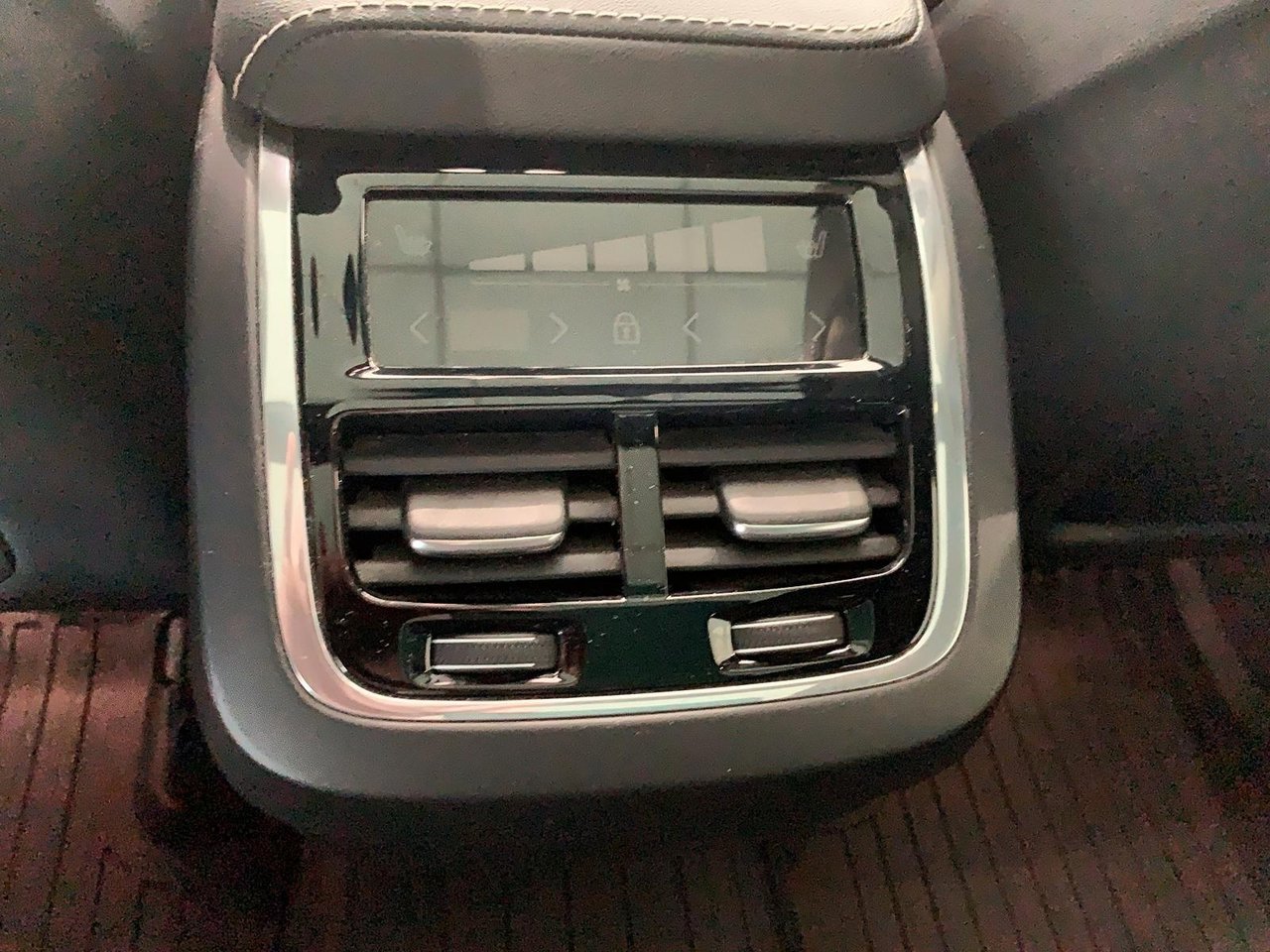 Volvo XC60 B6 R-DESIGN CUIR TOIT PANO NAV 4RM 2022-17