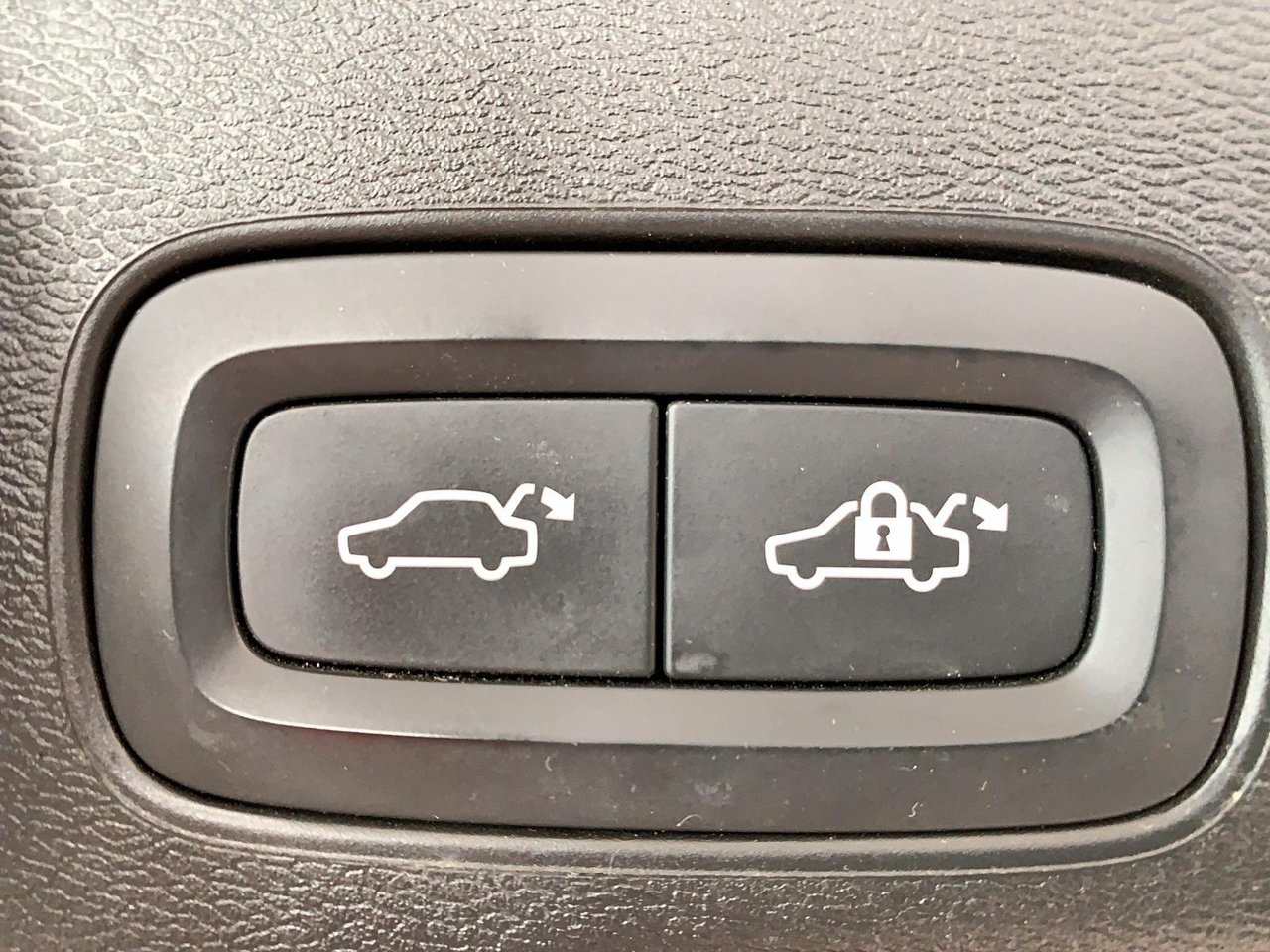 Volvo XC60 B6 R-DESIGN CUIR TOIT PANO NAV 4RM 2022-19