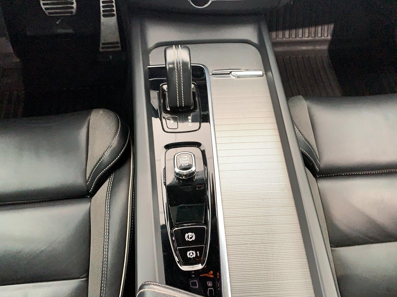 Volvo XC60 B6 R-DESIGN CUIR TOIT PANO NAV 4RM 2022-14