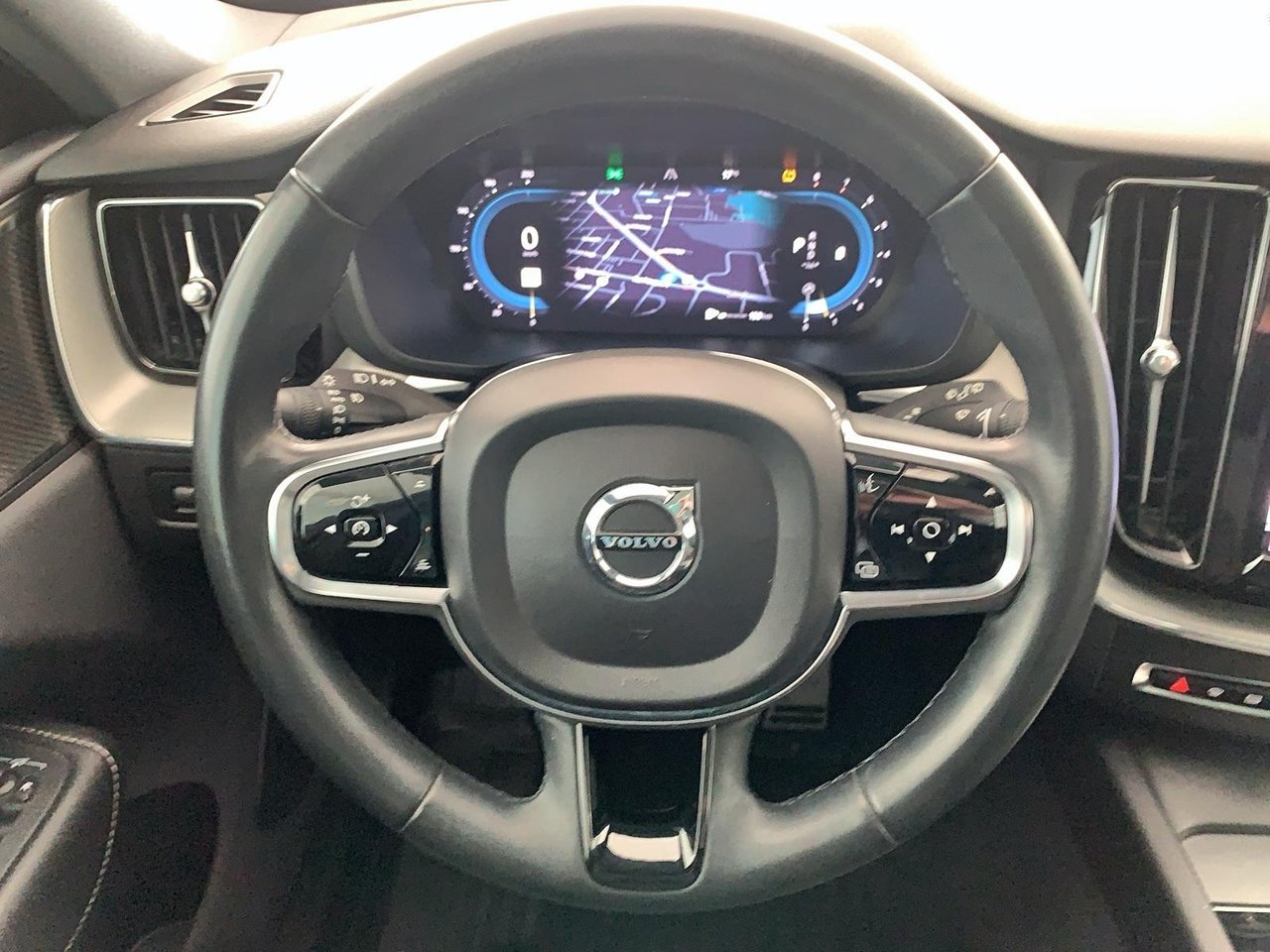 Volvo XC60 B6 R-DESIGN CUIR TOIT PANO NAV 4RM 2022-12