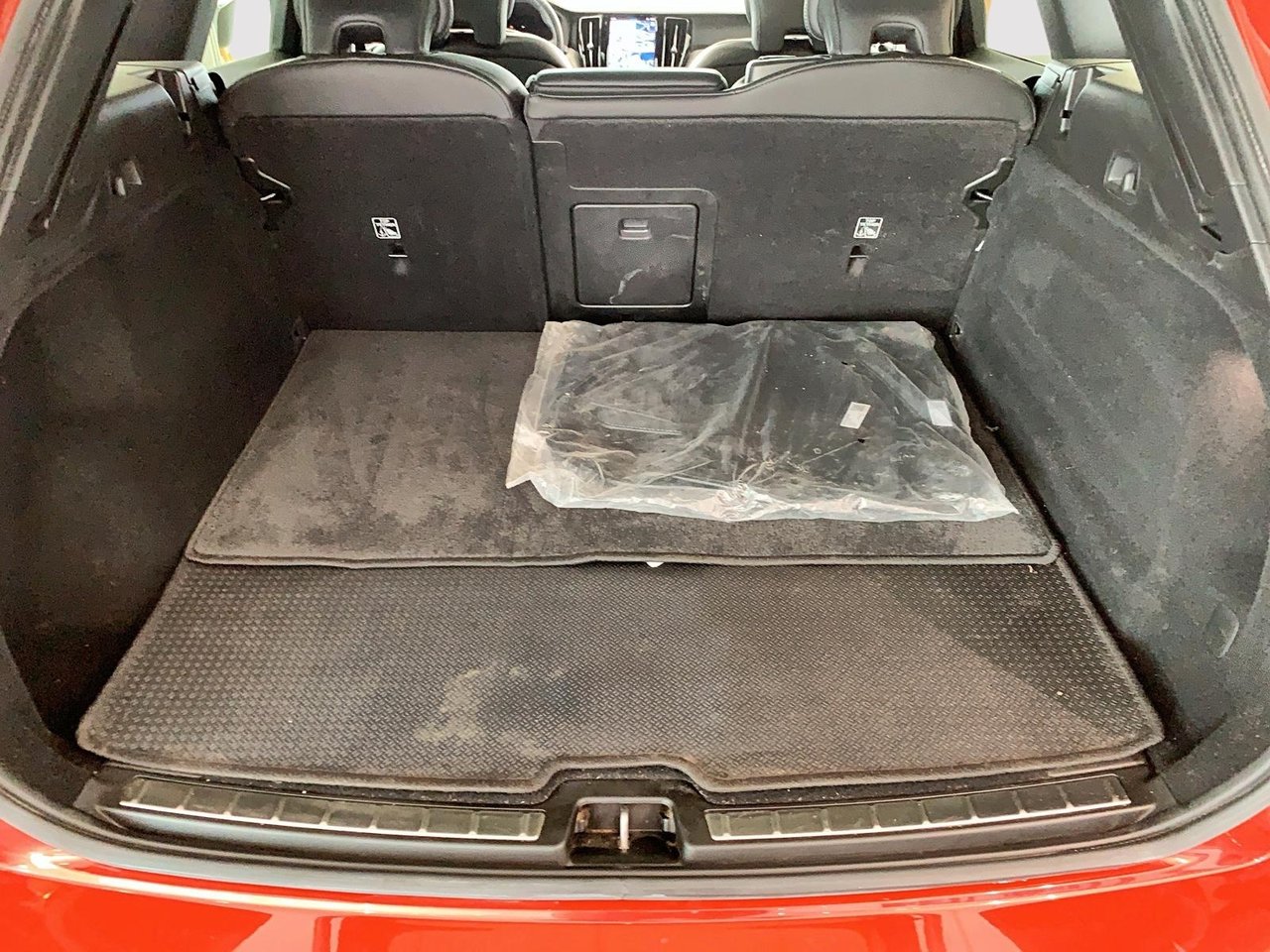 Volvo XC60 B6 R-DESIGN CUIR TOIT PANO NAV 4RM 2022-18