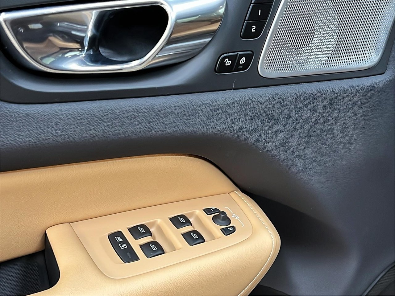 Volvo XC60 B6 INSCRIPTION CUIR TOIT PANO NAV 4RM 2022-23