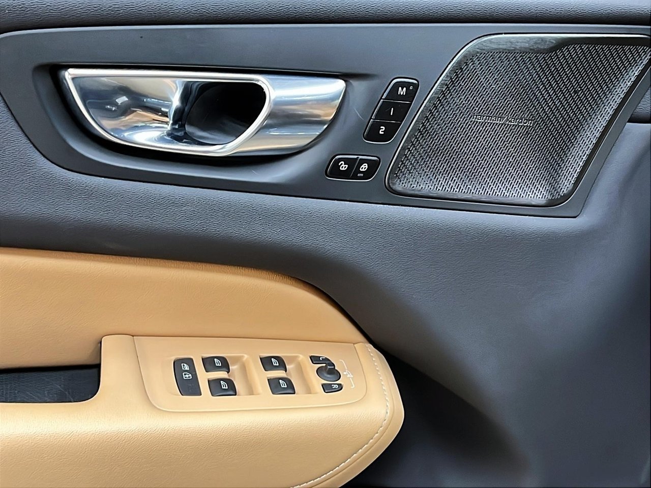 2022 Volvo XC60 T8 INSCRIPTION RECHARGE CUIR TOIT AWD-24