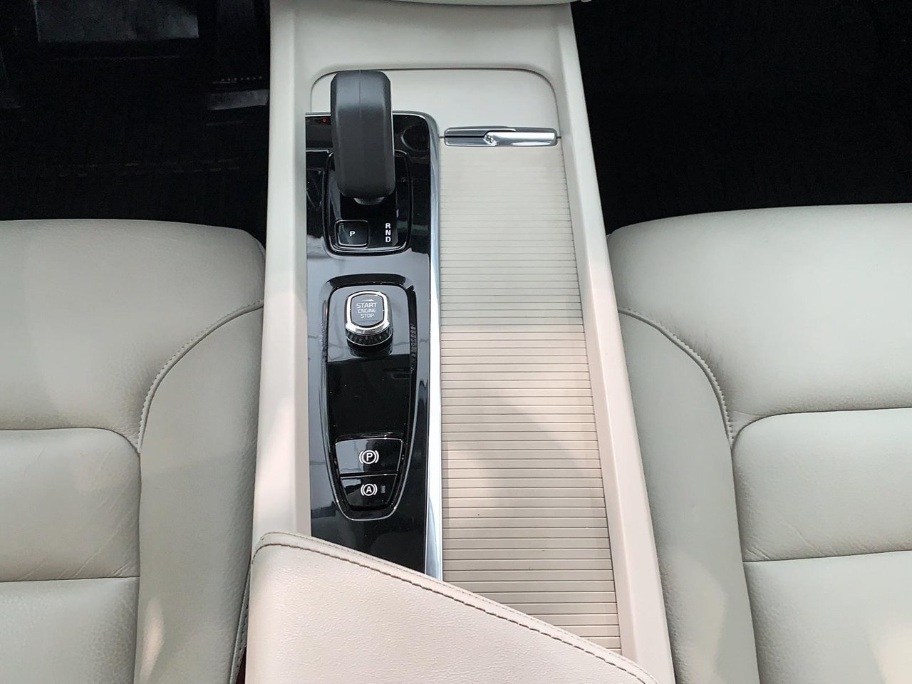 Volvo XC60 B6 CORE CUIR TOIT PANO NAV 4RM 2023-12