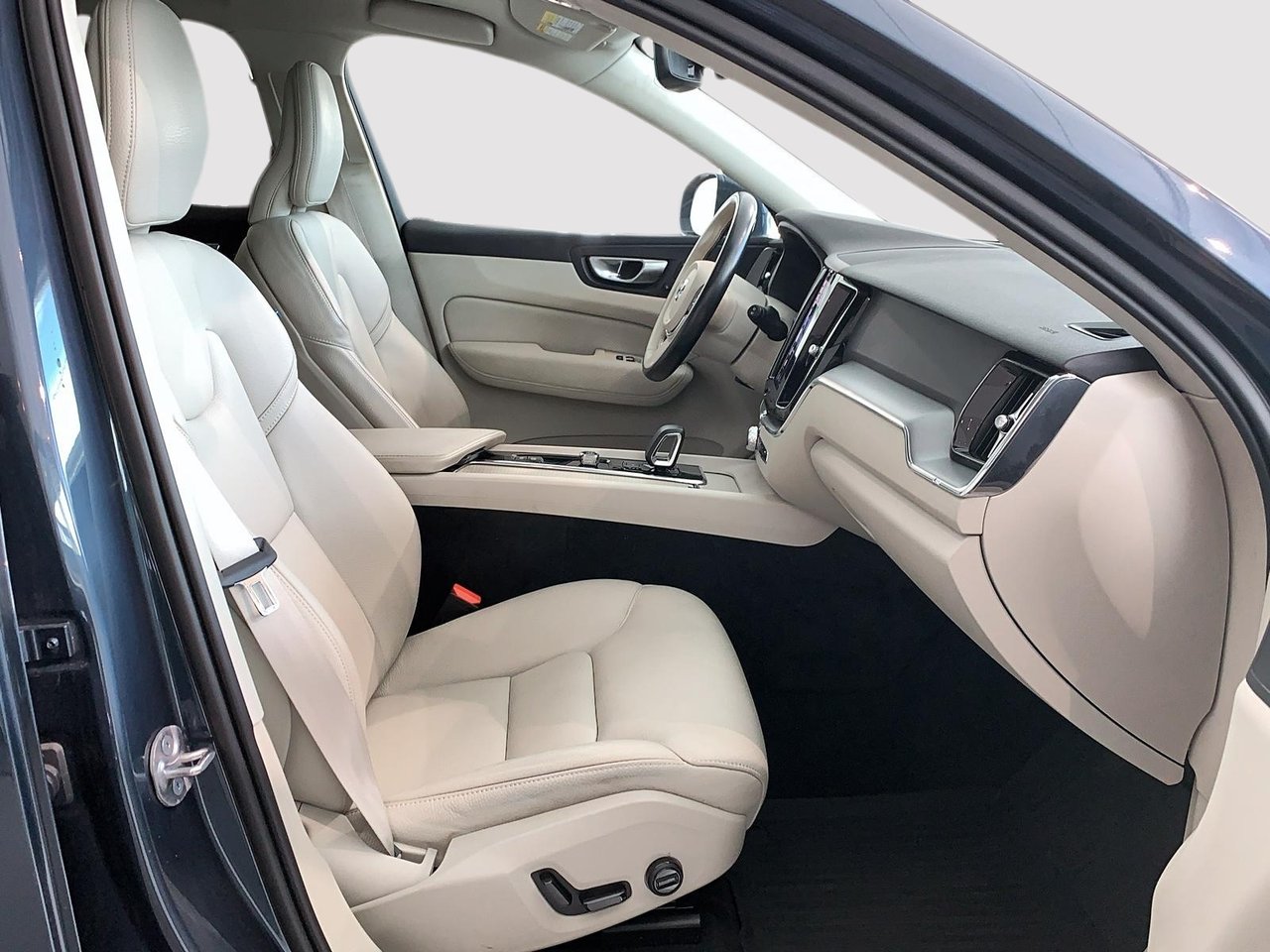 Volvo XC60 B6 CORE CUIR TOIT PANO NAV 4RM 2023-16