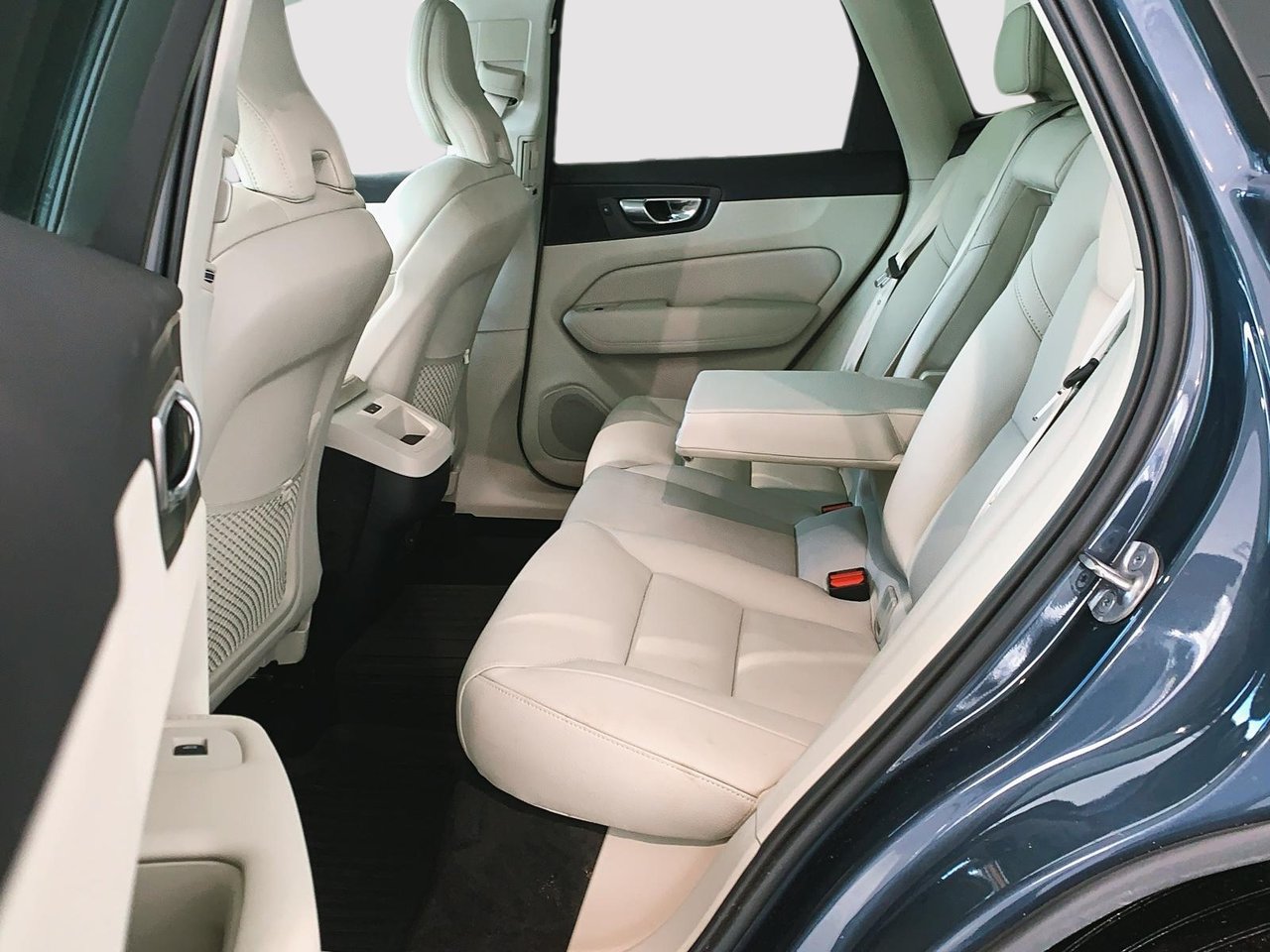 Volvo XC60 B6 CORE CUIR TOIT PANO NAV 4RM 2023-14