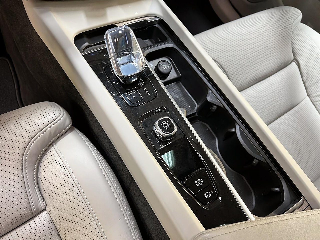 Volvo XC60 ULTIMATE B6 CUIR TOIT PANO NAV 4RM 2023-15