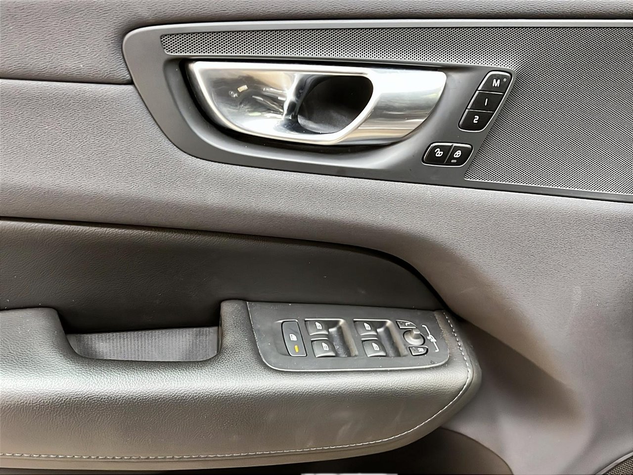 Volvo XC60 B6 CORE CUIR TOIT PANO NAV 4RM 2023-24