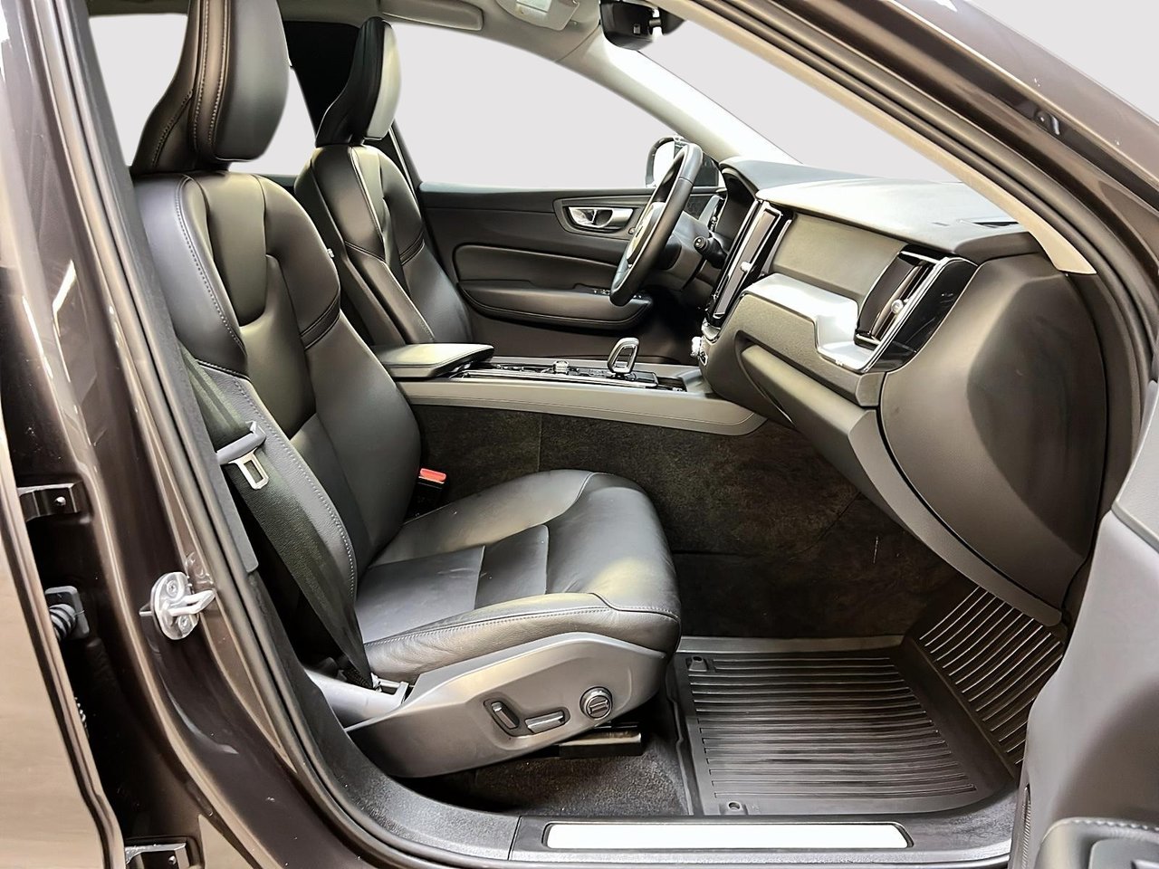 Volvo XC60 B6 CORE CUIR TOIT PANO NAV 4RM 2023-7