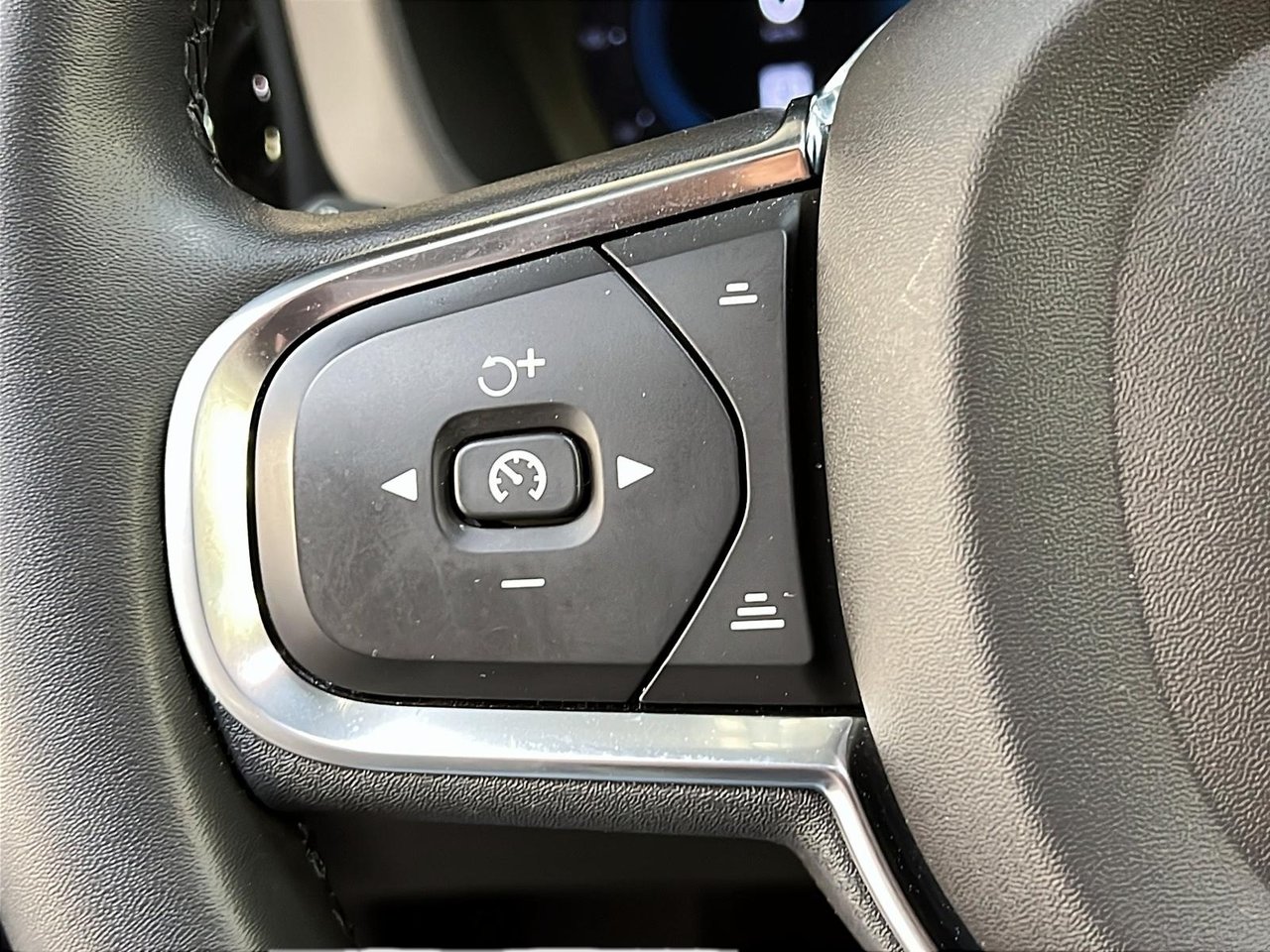 Volvo XC60 B6 CORE CUIR TOIT PANO NAV 4RM 2023-22