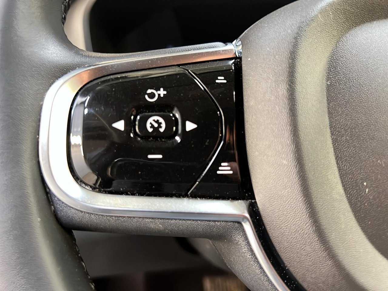 Volvo XC60 B5 PLUS CUIR TOIT PANO 4RM 2024-22