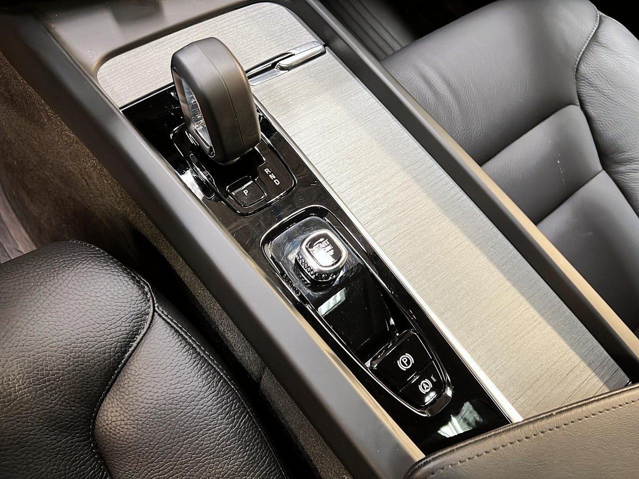 2025 Volvo XC60 B5 PLUS CUIR TOIT PANO NAV 4RM-15