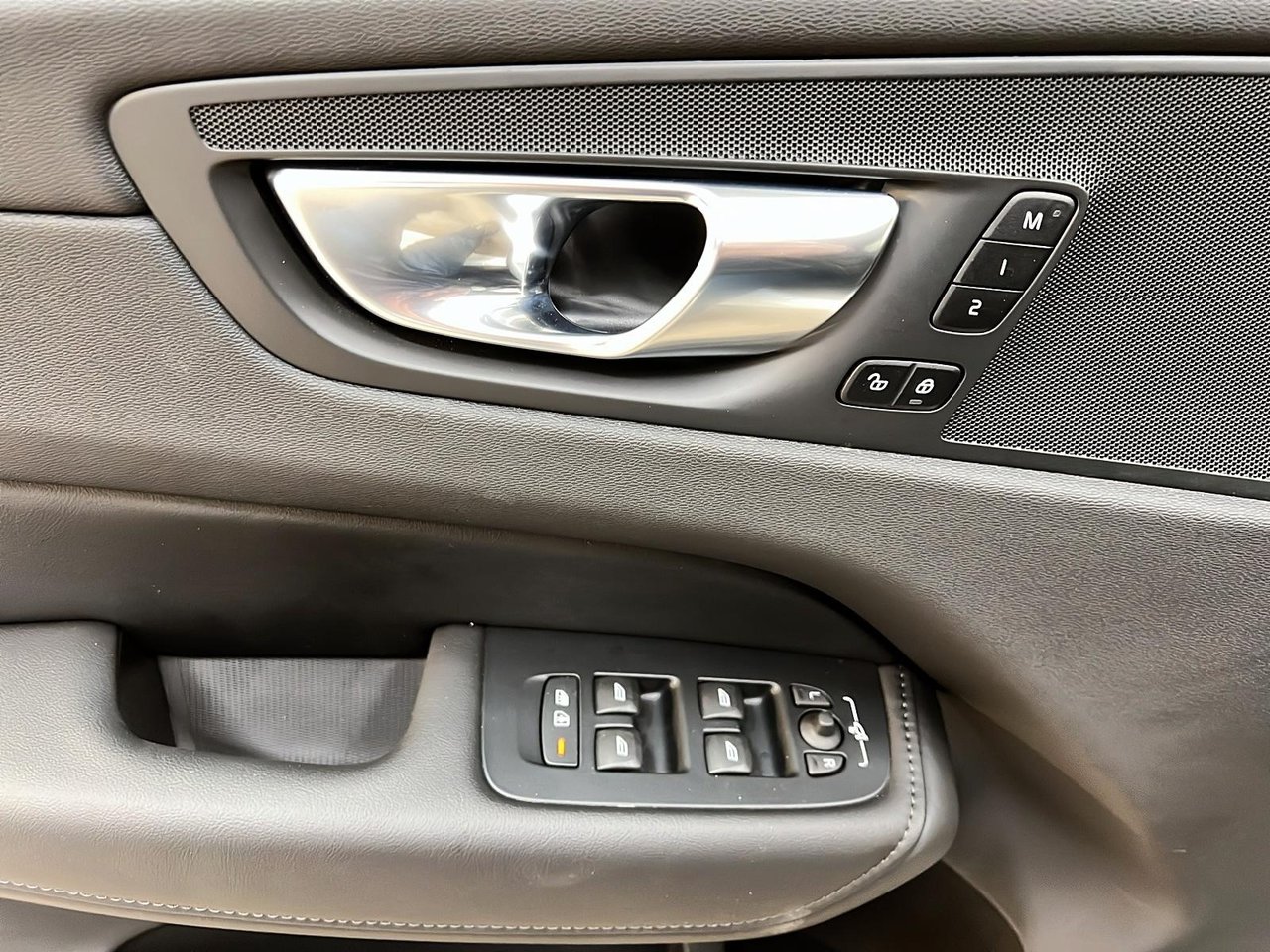 2025 Volvo XC60 B5 PLUS CUIR TOIT PANO NAV 4RM-24