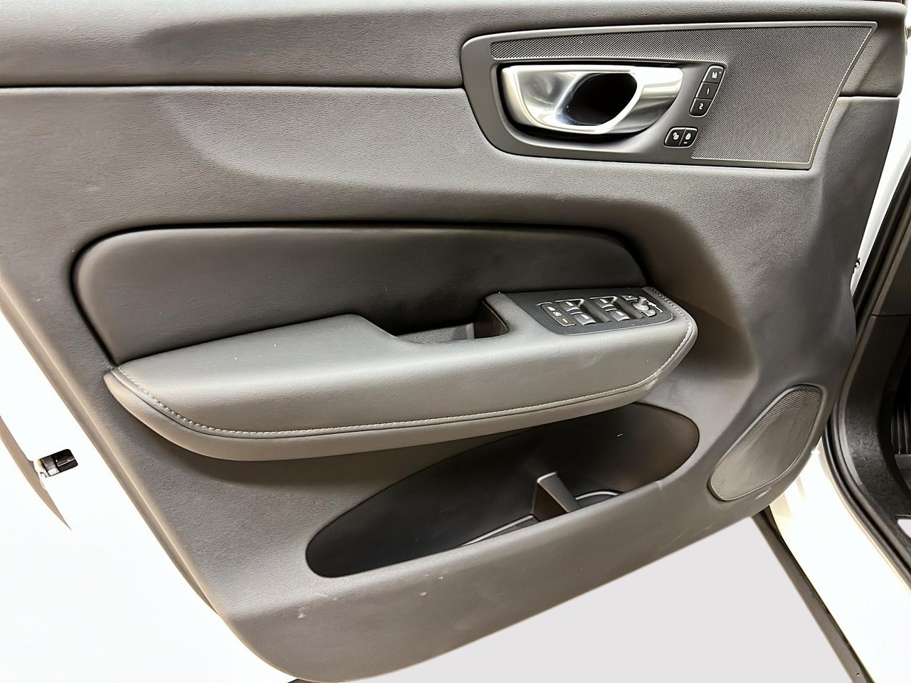 2025 Volvo XC60 B5 PLUS CUIR TOIT PANO NAV 4RM-25