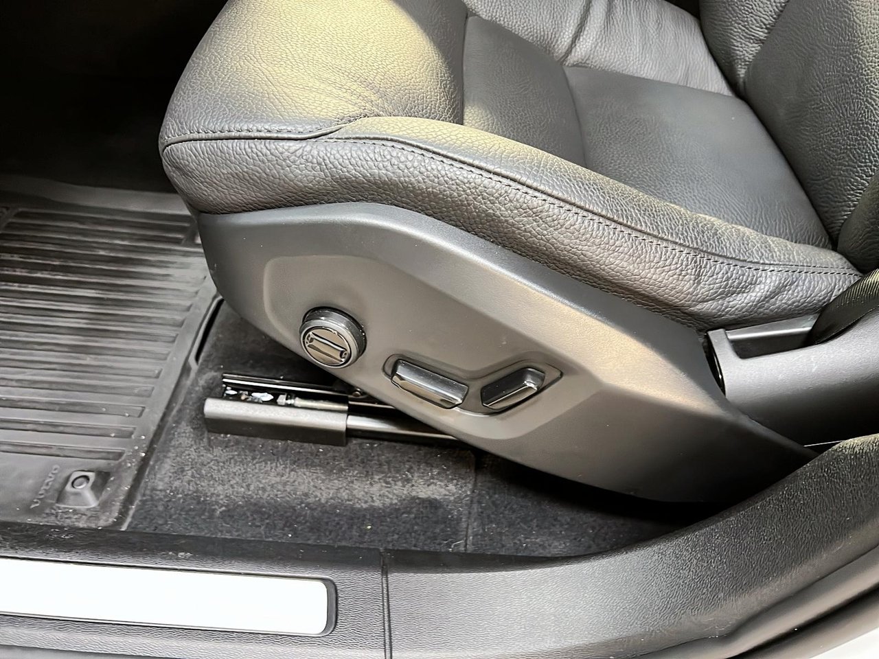 2025 Volvo XC60 B5 PLUS CUIR TOIT PANO NAV 4RM-26