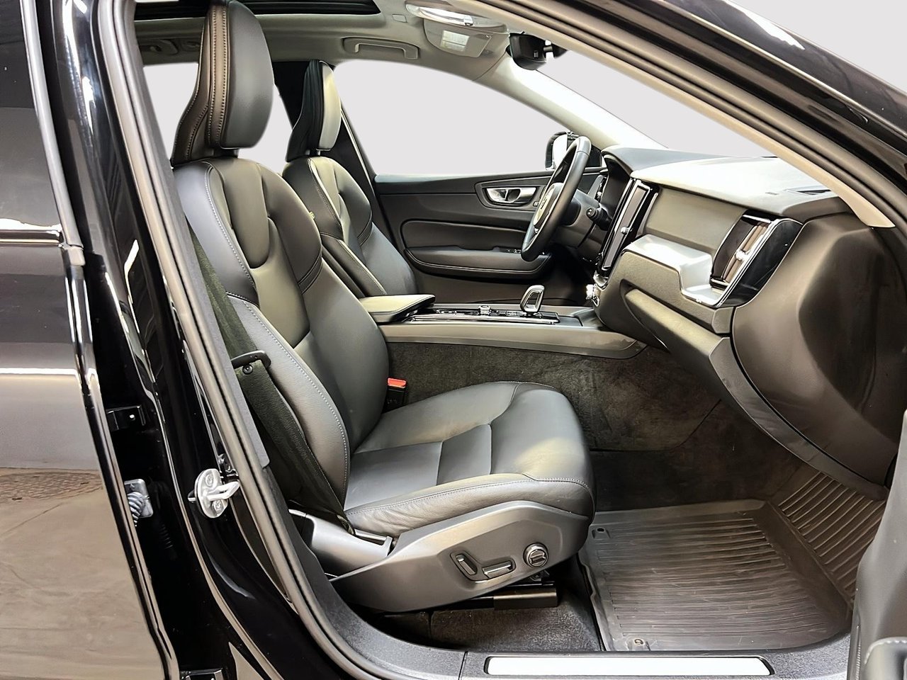 2025 Volvo XC60 B5 CORE CUIR TOIT PANO NAV 4RM-7