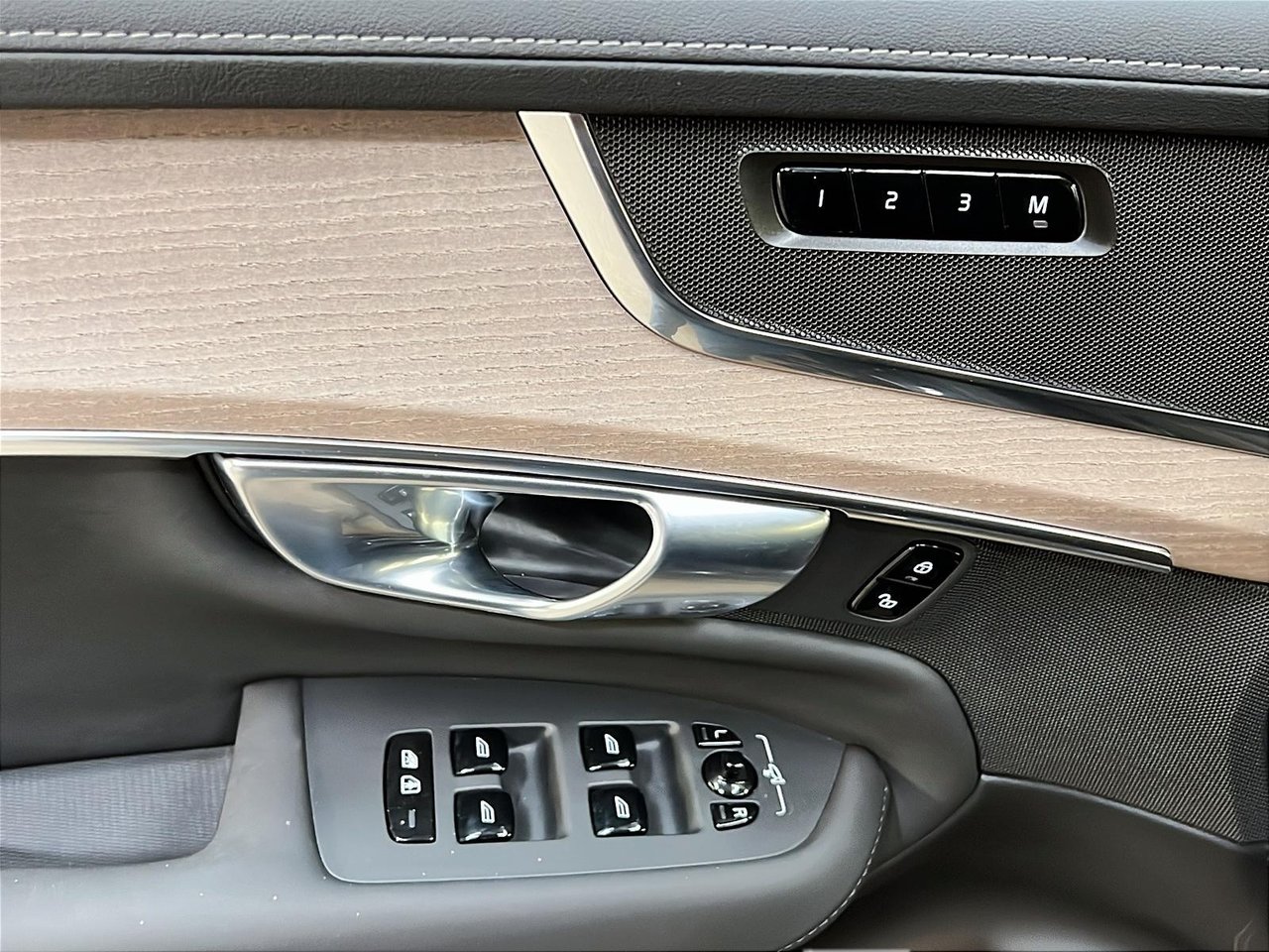 2025 Volvo XC90 B6 CORE CUIR TOIT PANO NAV 4RM-25