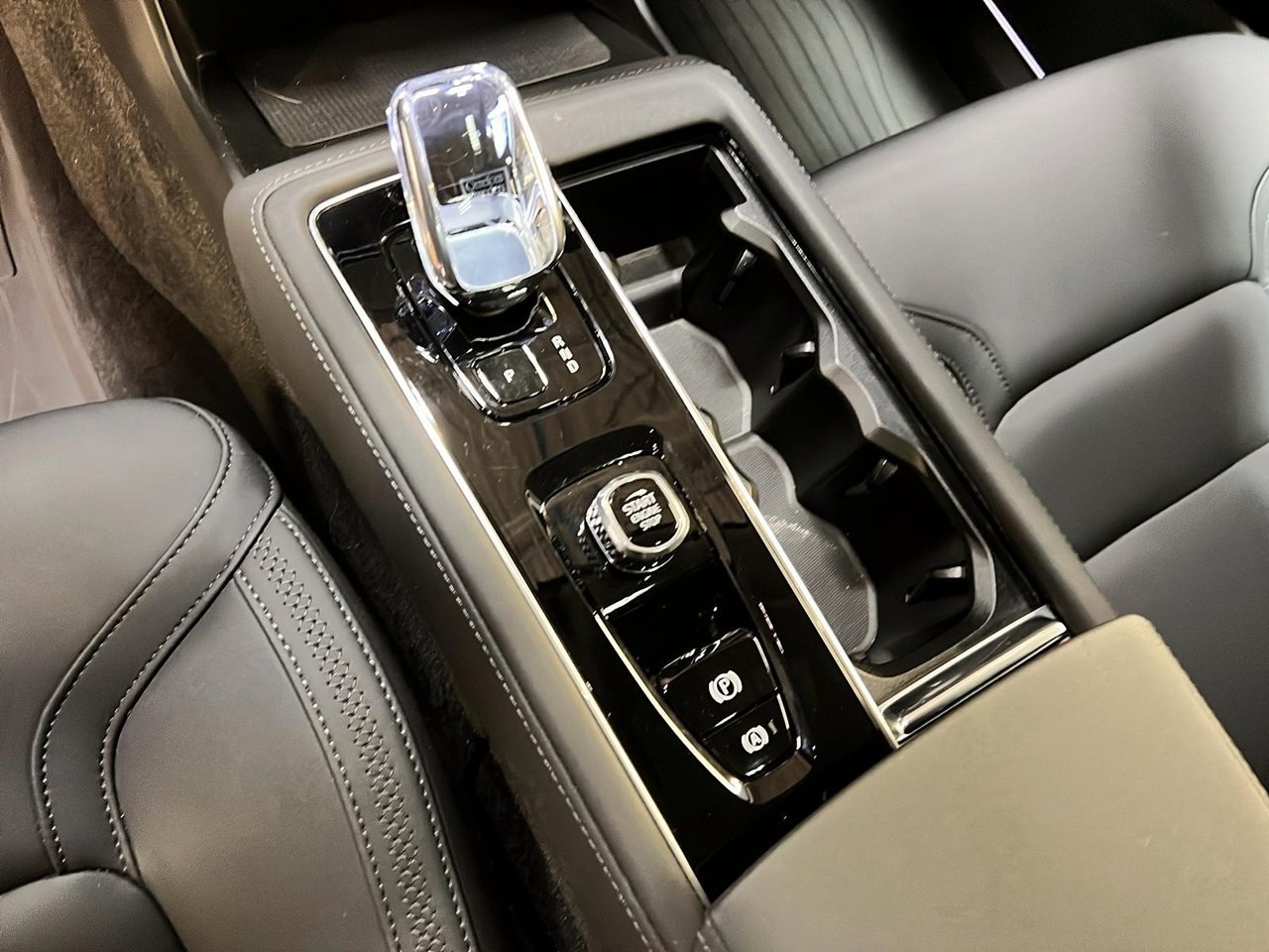 2025 Volvo XC90 B6 CORE CUIR TOIT PANO NAV 4RM-16