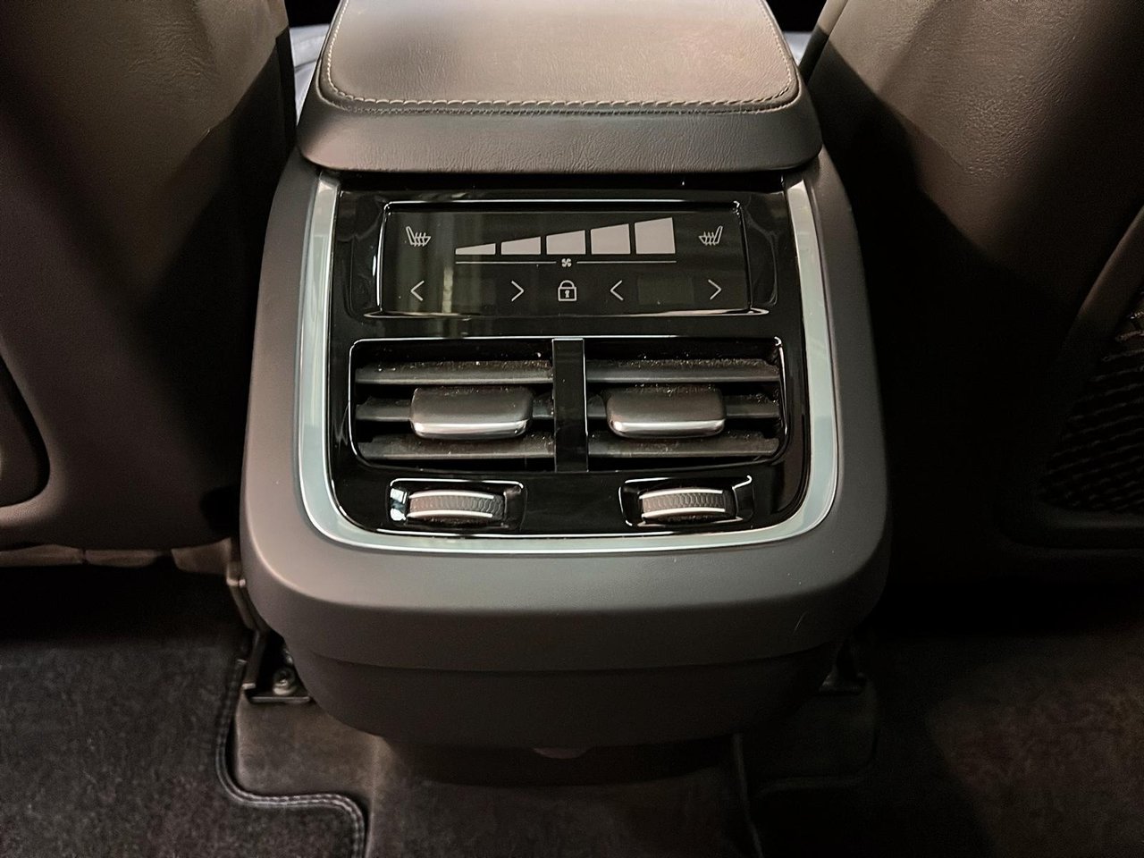 Volvo XC90 B6 ULTRA CUIR TOIT PANO NAV 4RM 2025-11