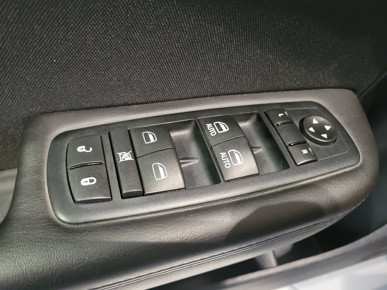 Chrysler 200 Limited + A/C + BLUETOOTH + BAS KM + WOW 2016