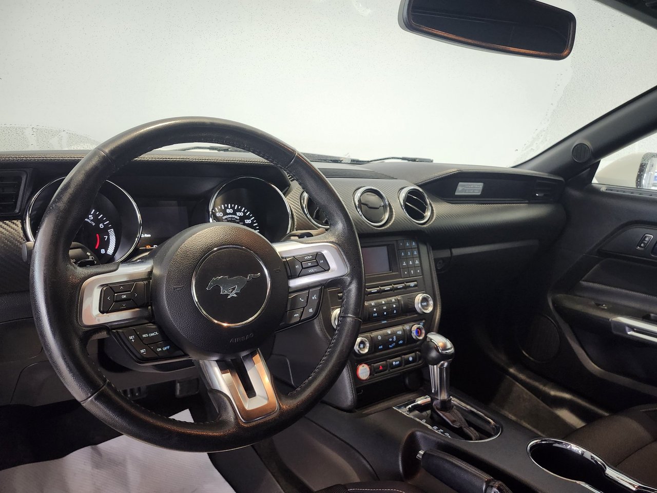 Ford Mustang V6 + CAMERA + A/C + BLUETOOTH + WOW +++ 2016 AC + TOIT OUVRANT + PERFORMANCE+ UN SON UNIQUE++++