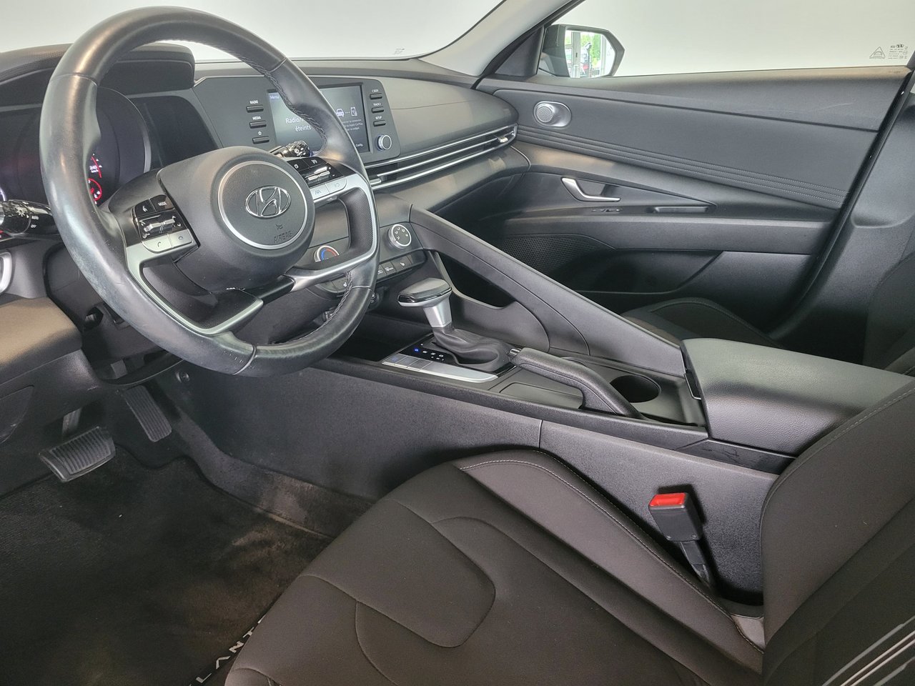 2023 Hyundai Elantra Preferred + CARPLAY + CAMERA + A/C + WOW!+++