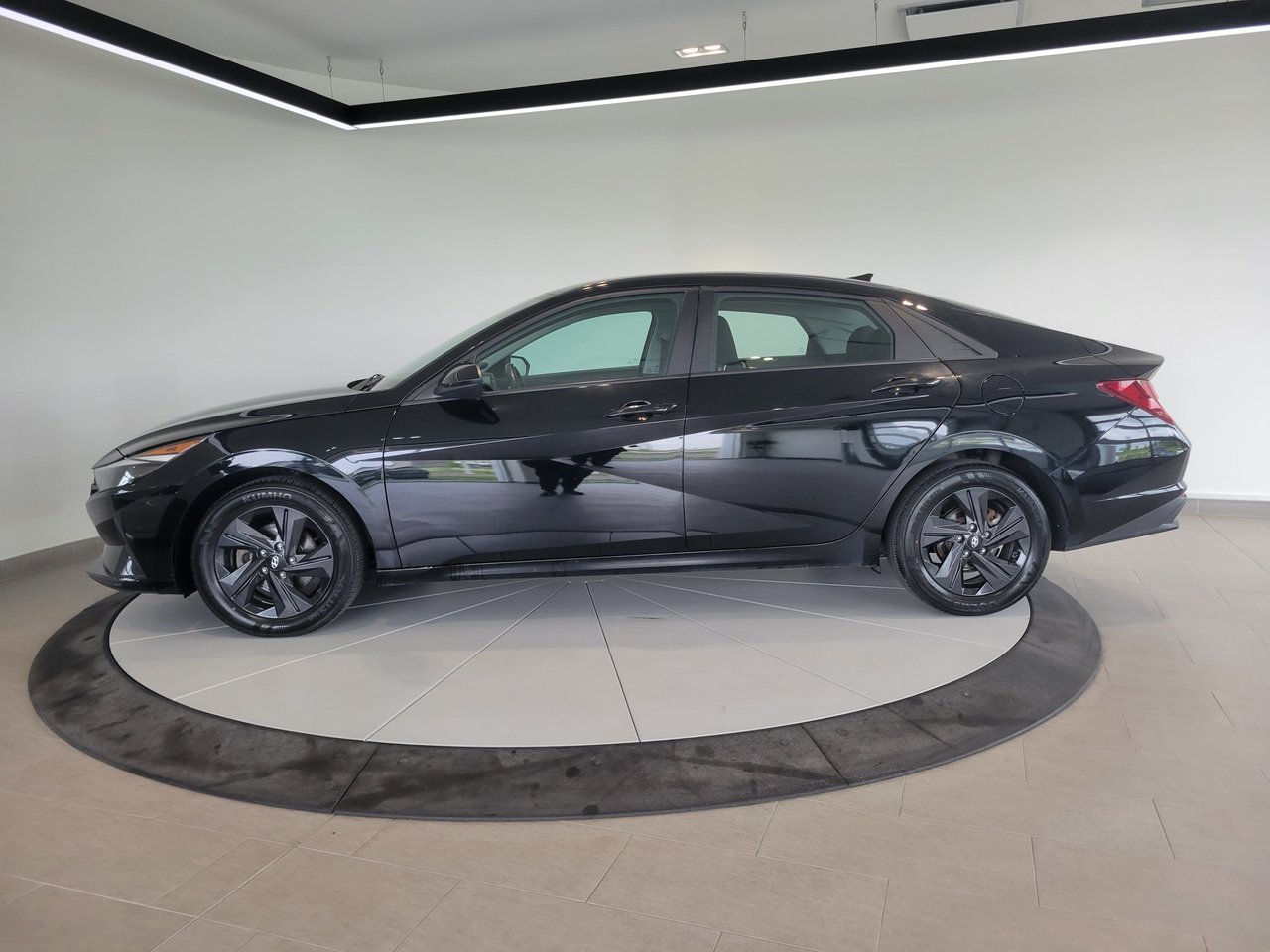 2023 Hyundai Elantra Preferred + CARPLAY + CAMERA + A/C + WOW!+++