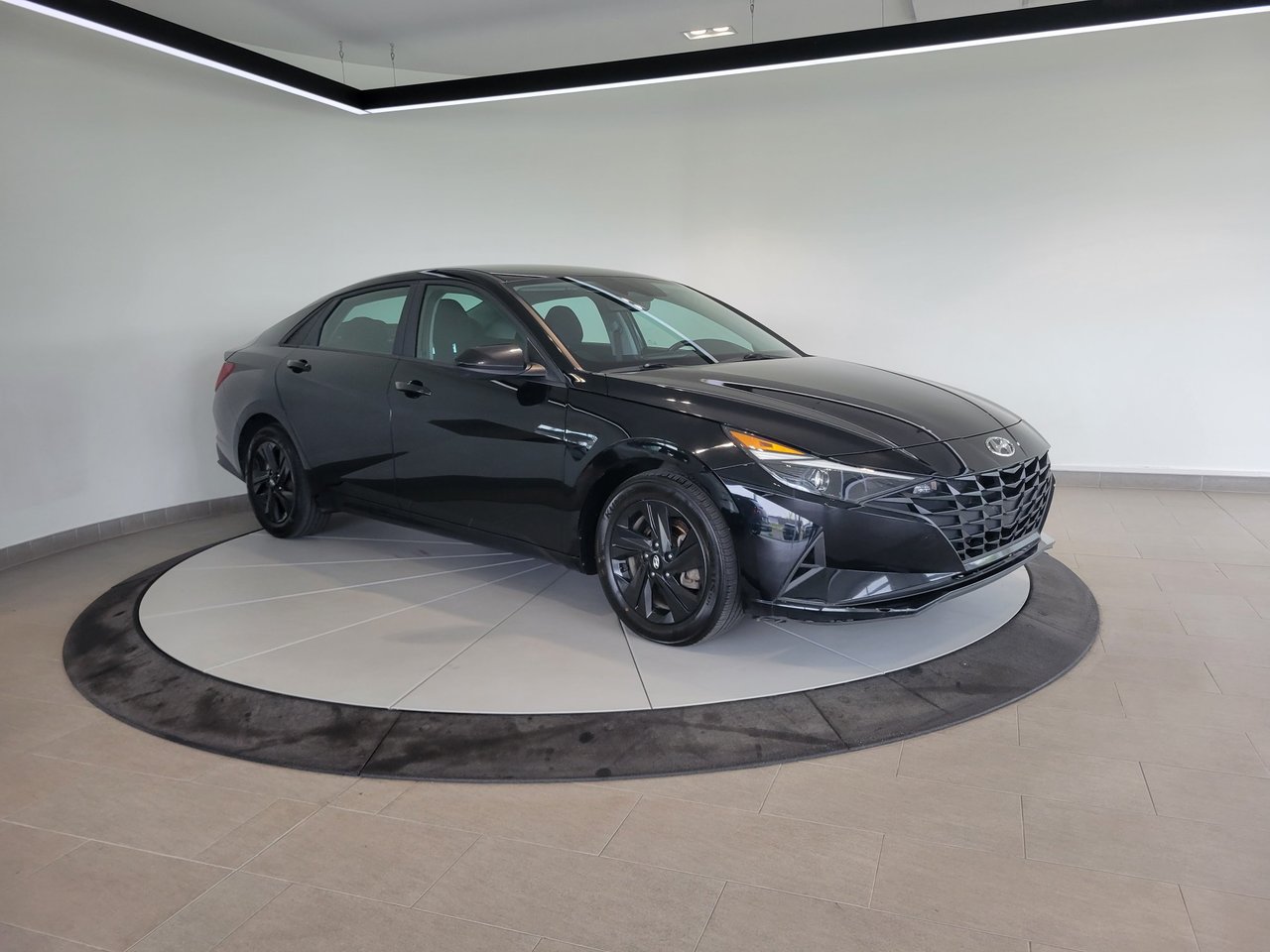 2023 Hyundai Elantra Preferred + CARPLAY + CAMERA + A/C + WOW!+++