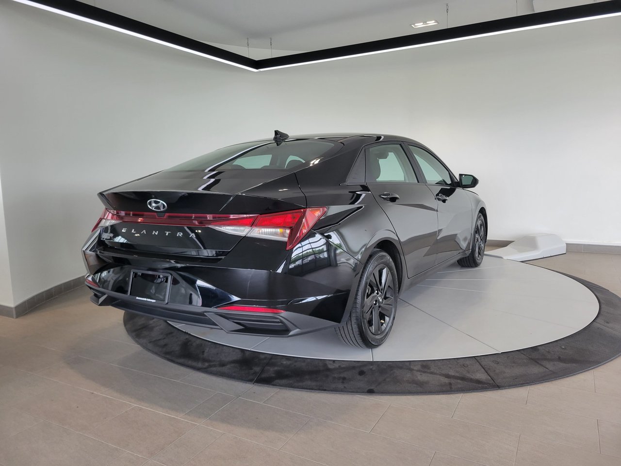 2023 Hyundai Elantra Preferred + CARPLAY + CAMERA + A/C + WOW!+++