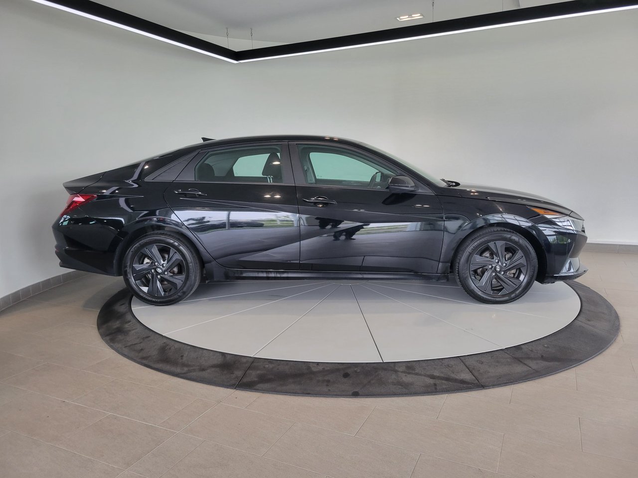 2023 Hyundai Elantra Preferred + CARPLAY + CAMERA + A/C + WOW!+++