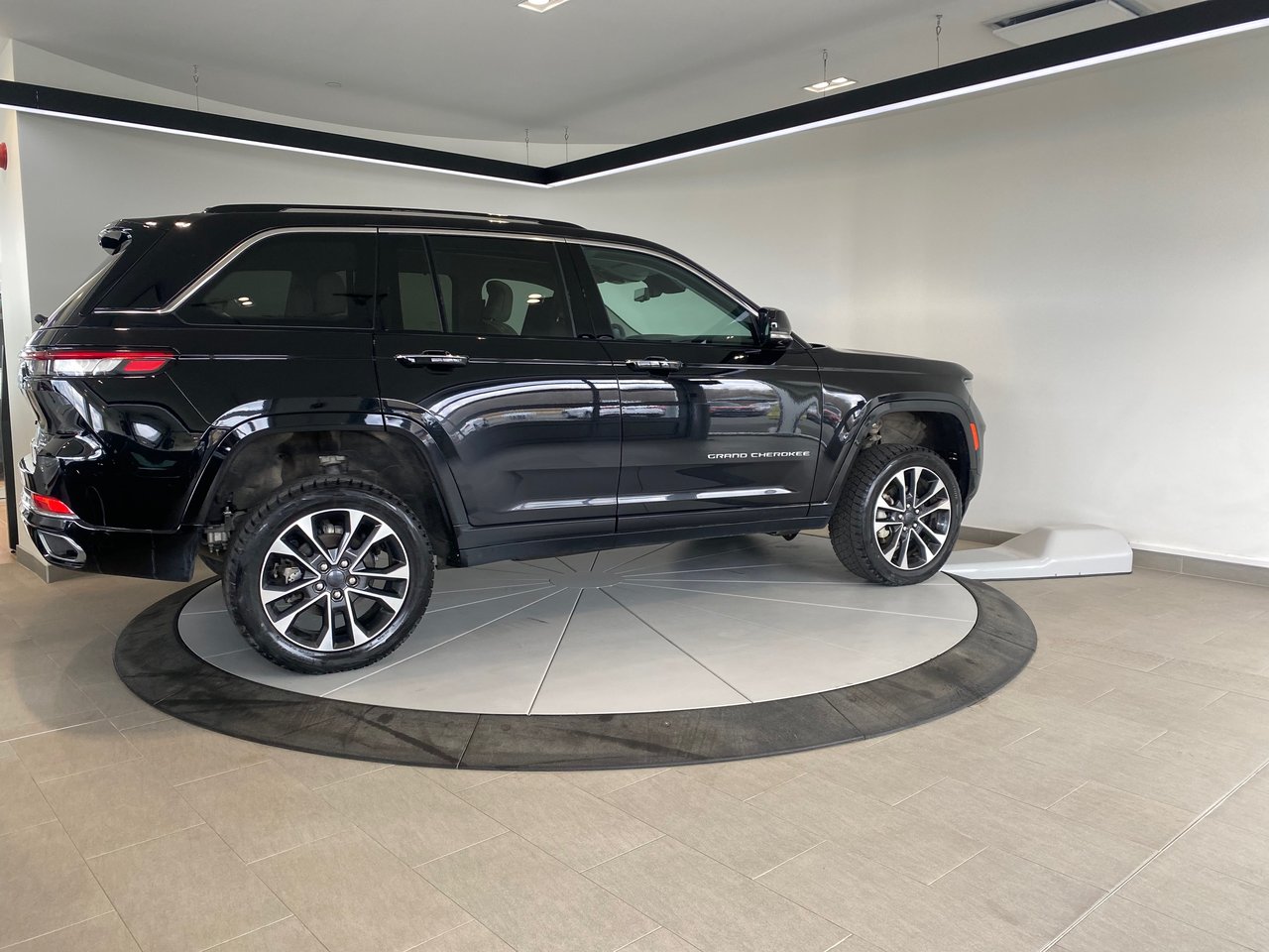Jeep Grand Cherokee Overland + TETE HAUTE + DVD + TOIT + CUIR + WOW ++ 2023