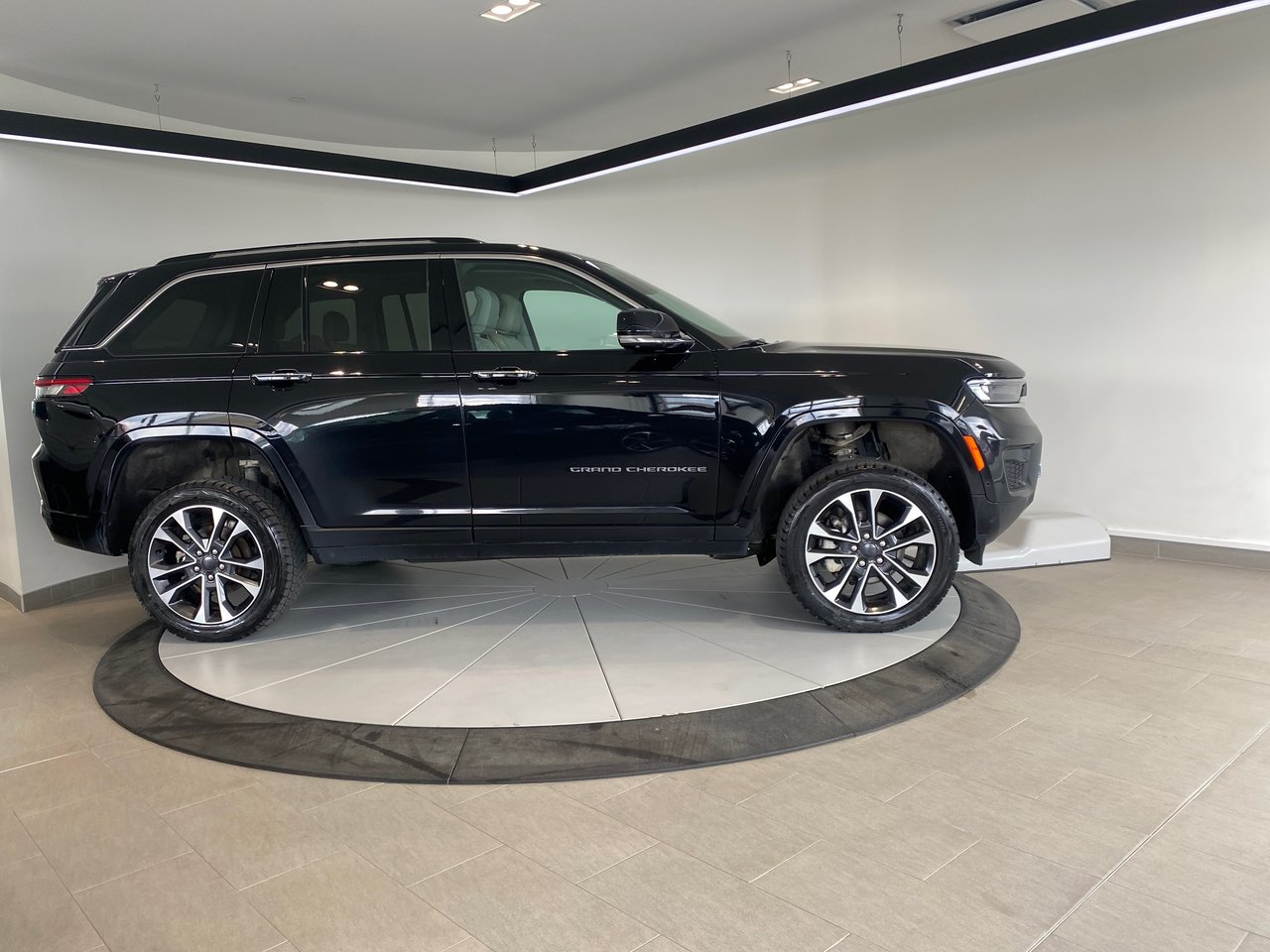 Jeep Grand Cherokee Overland + TETE HAUTE + DVD + TOIT + CUIR + WOW ++ 2023