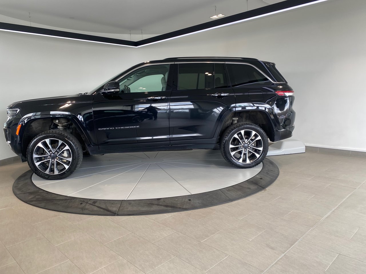 Jeep Grand Cherokee Overland + TETE HAUTE + DVD + TOIT + CUIR + WOW ++ 2023