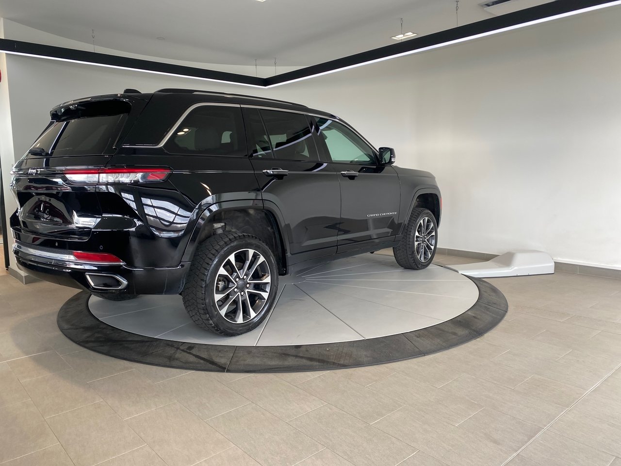 Jeep Grand Cherokee Overland + TETE HAUTE + DVD + TOIT + CUIR + WOW ++ 2023