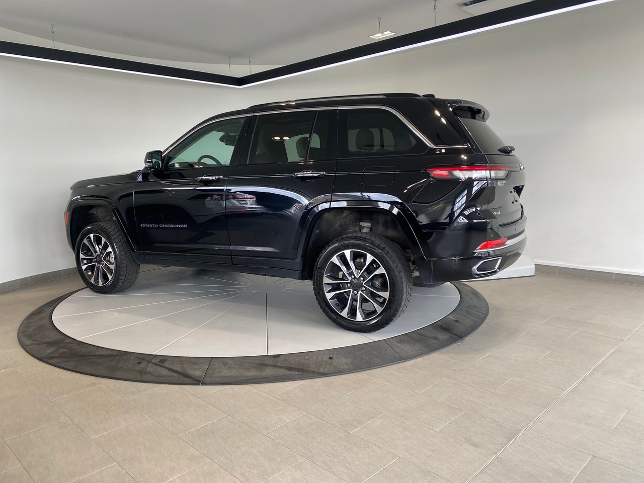 Jeep Grand Cherokee Overland + TETE HAUTE + DVD + TOIT + CUIR + WOW ++ 2023