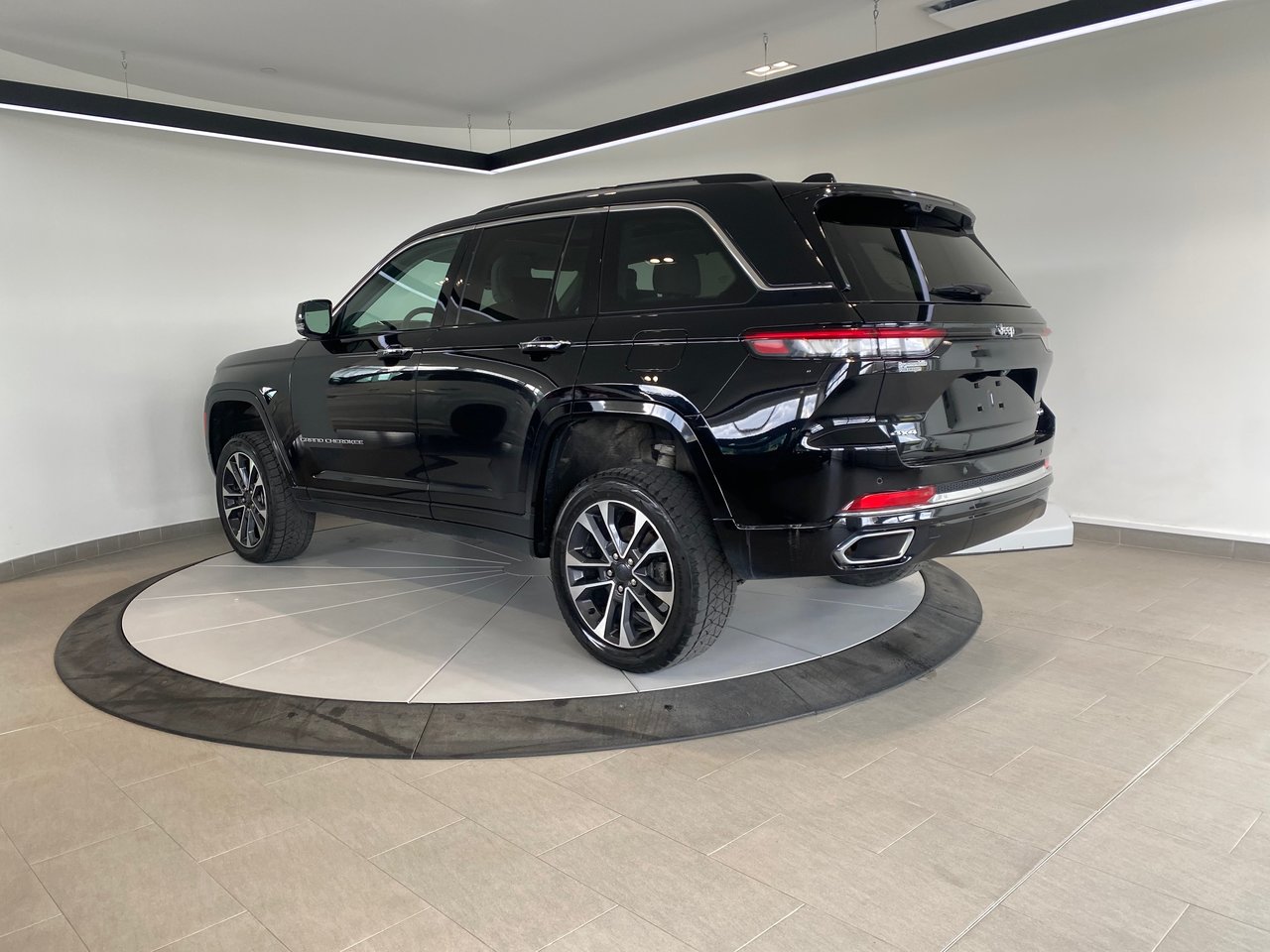 Jeep Grand Cherokee Overland + TETE HAUTE + DVD + TOIT + CUIR + WOW ++ 2023