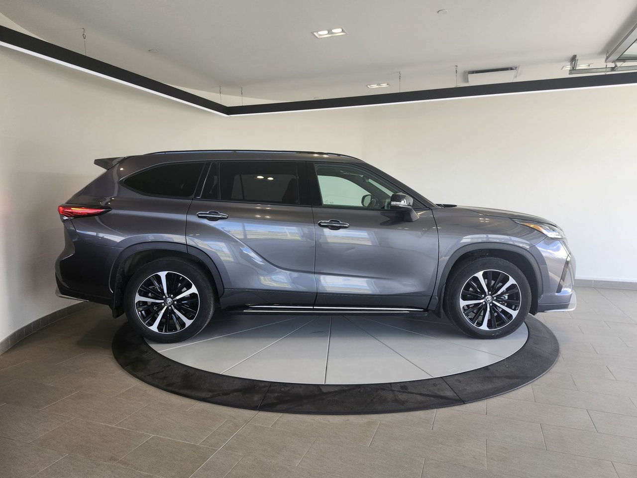 Toyota Highlander XSE + CUIR ROUGE + TOIT + CARPLAY + A/C + RARE +++ 2021