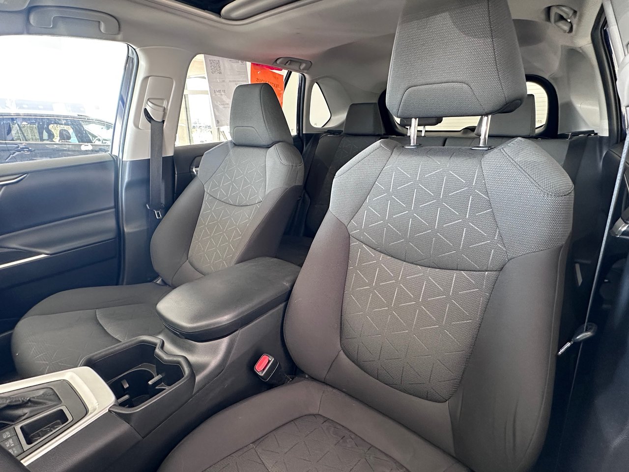 Toyota RAV4 XLE + AC + CARPLAY + CAMÉRA + TOIT OUVRANT ++ WOW 2022