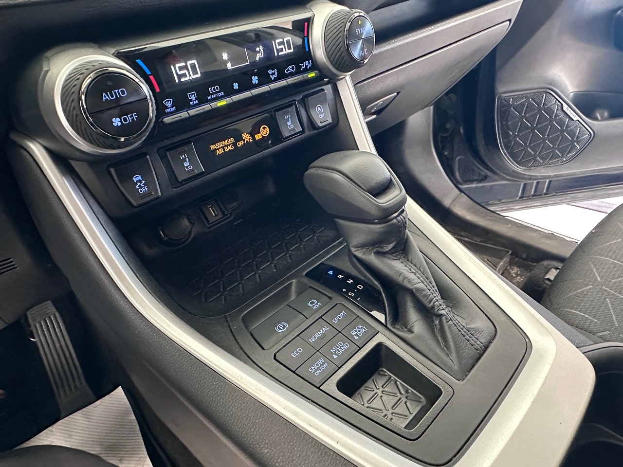 Toyota RAV4 XLE + AC + CARPLAY + CAMÉRA + TOIT OUVRANT ++ WOW 2022