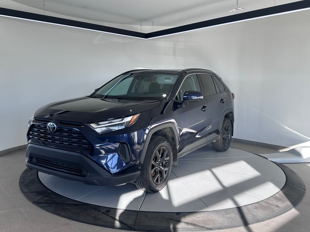 Toyota RAV4 XLE + AC + CARPLAY + CAMÉRA + TOIT OUVRANT ++ WOW 2022