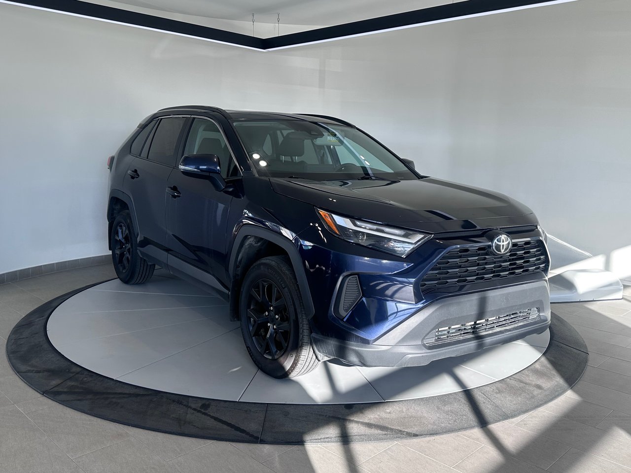 Toyota RAV4 XLE + AC + CARPLAY + CAMÉRA + TOIT OUVRANT ++ WOW 2022