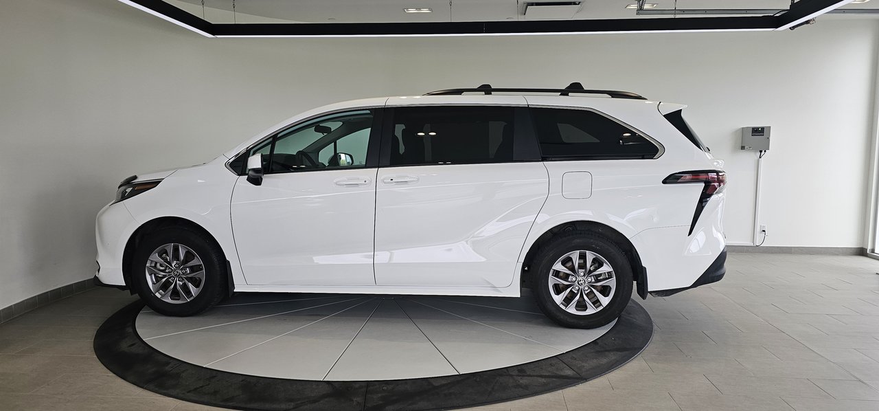 Toyota Sienna LE + AWD + 8 PASSAGERS + CAMERA + BAS KM + WOW +++ 2024