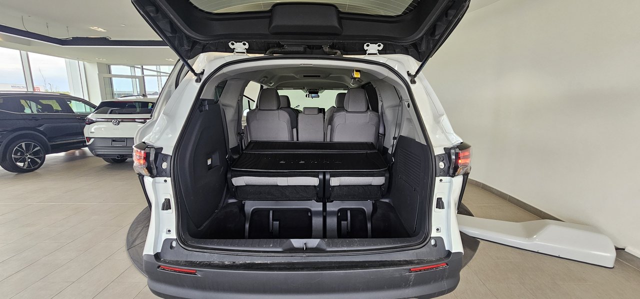 Toyota Sienna LE + AWD + 8 PASSAGERS + CAMERA + BAS KM + WOW +++ 2024